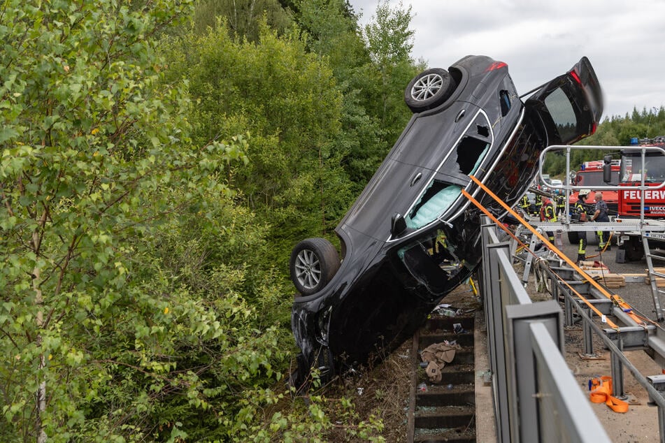Unfall A71: Über dem Abgrund: Mercedes bleibt an Brücke auf A71 hängen, Fahrer tot
