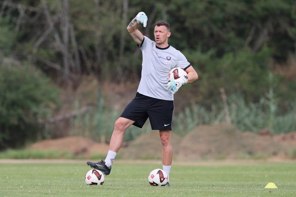 Das Keeper-Trio um Max Uhlig (19) und Martin Männel (38) hört jetzt auf seine Kommandos: Erik Domaschke ist seit Sonnabend offiziell neuer Torwarttrainer der Veilchen.