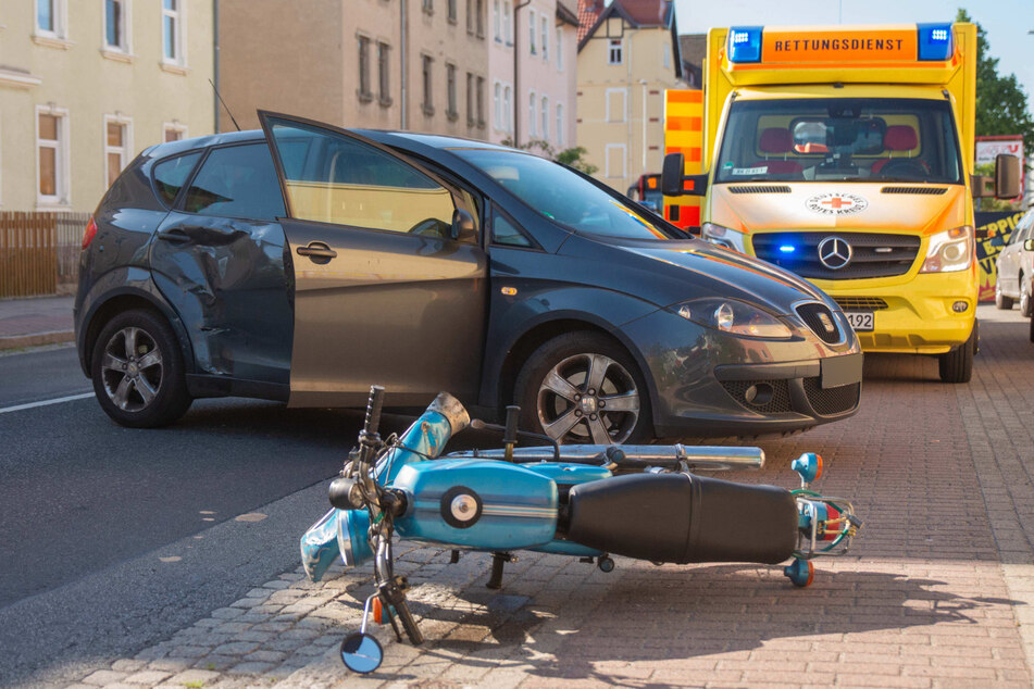 Auf der Löbauer Straße in Zittau krachten am Dienstagmorgen ein Seat- und ein Simson-Fahrer zusammen.