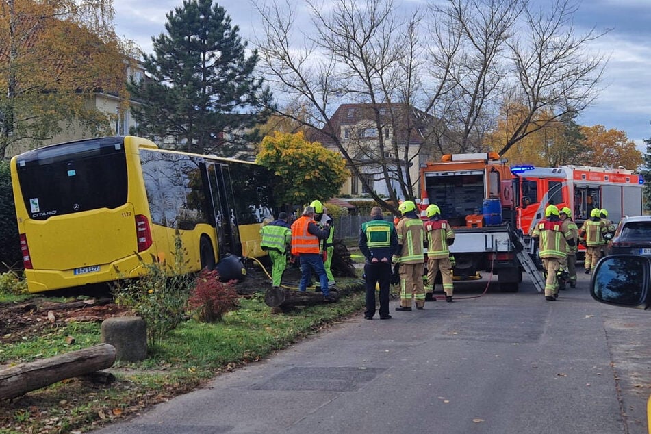 Die Feuerwehr musste sich bei dem Unfall in Karlshorst um mehrere Verletzte kümmern.