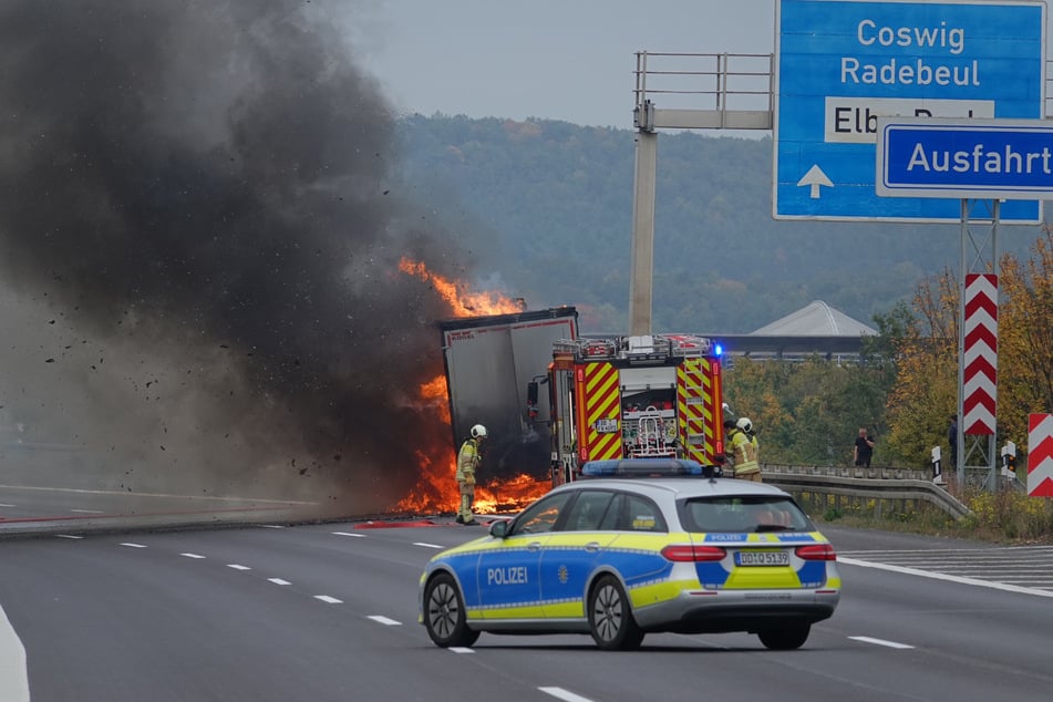 In Höhe der A4 Anschlussstelle Dresden-Neustadt, in Fahrtrichtung Görlitz, geriet ein Lkw in Brand.