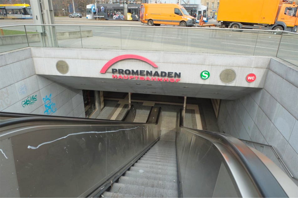 Die verbauten Rolltreppen sind wohl nicht für den Außenbetrieb geeignet. Sie führen allerdings nach draußen.