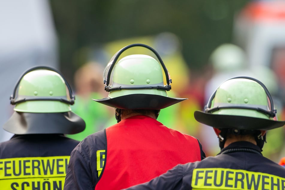 Feuerwehrleute begeben sich zu einem Einsatzort. (Symbolbild)