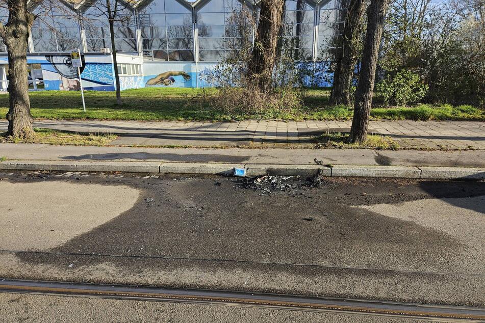 Das beschädigte Auto hat die Polizei bereits zur Spurensicherung abgeschleppt: Am frühen Samstagmorgen haben Unbekannte einen Kia im Leipziger Süden in Brand gesetzt.