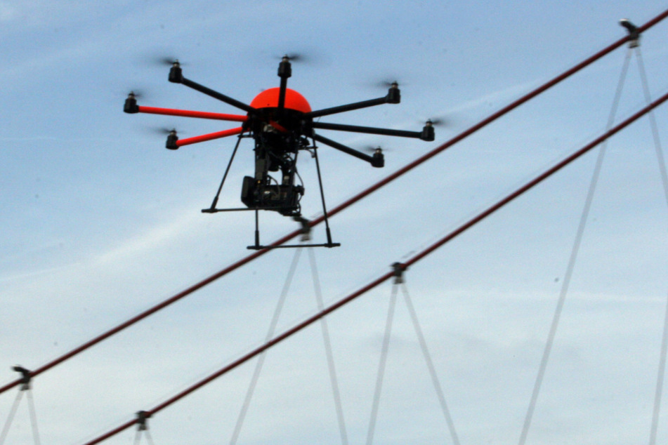 Eine Drohne überfliegt einen Zaun. Auch über Gefängnissen sind sie schon aufgekreuzt.