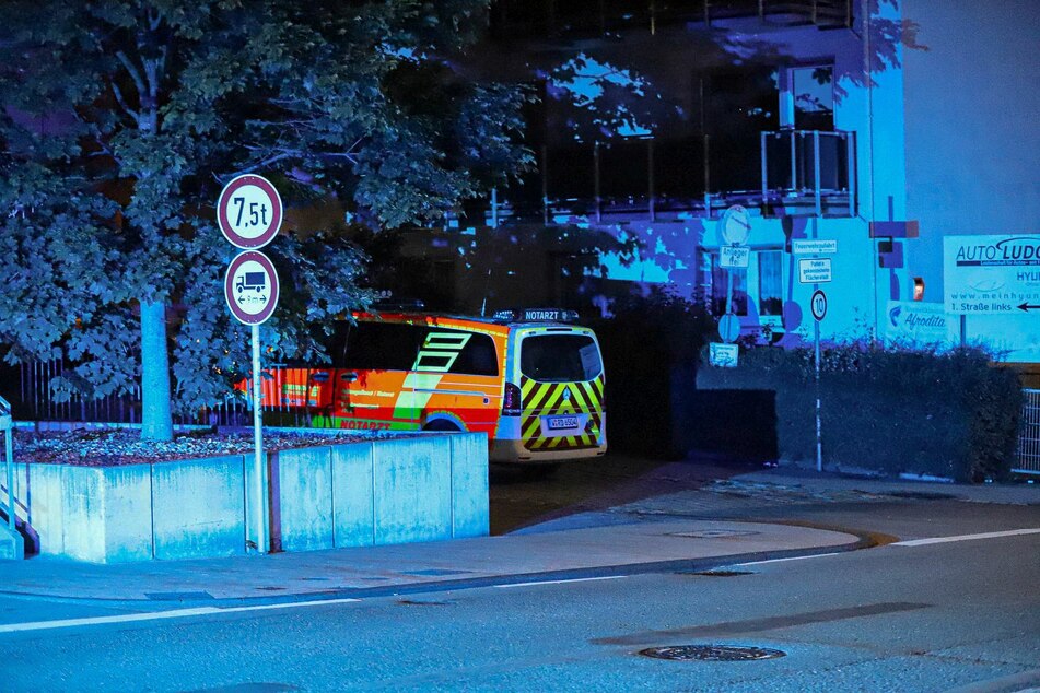 Der 35-Jährige ist trotz sofortiger Hilfeleistung durch einen Notarzt an seinen Verletzungen gestorben.
