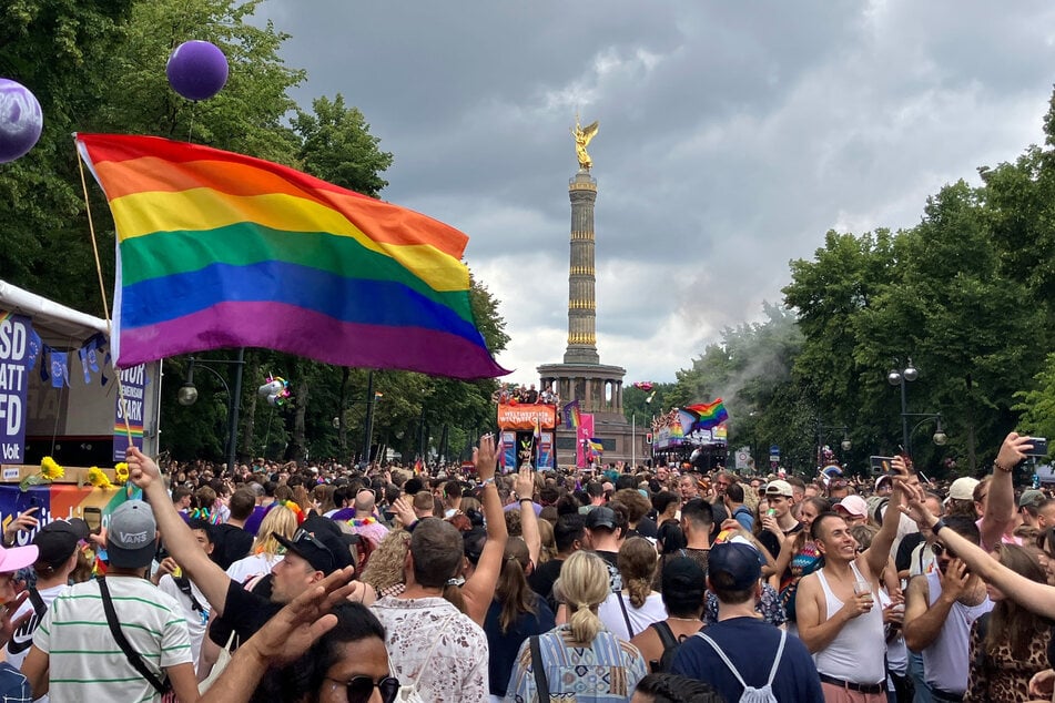 Der Christopher Street Day (CSD) in Berlin findet dieses Jahr ohne das Regenbogennetzwerk der Bundesregierung statt. (Archivbild)