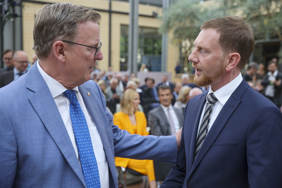 Thüringens Regierungschef Bodo Ramelow (66, Linke, l.) kann sich mit der Meinung von Sachsen Ministerpräsidenten Michael Kretschmer (47, CDU, r.) nicht anfreunden.