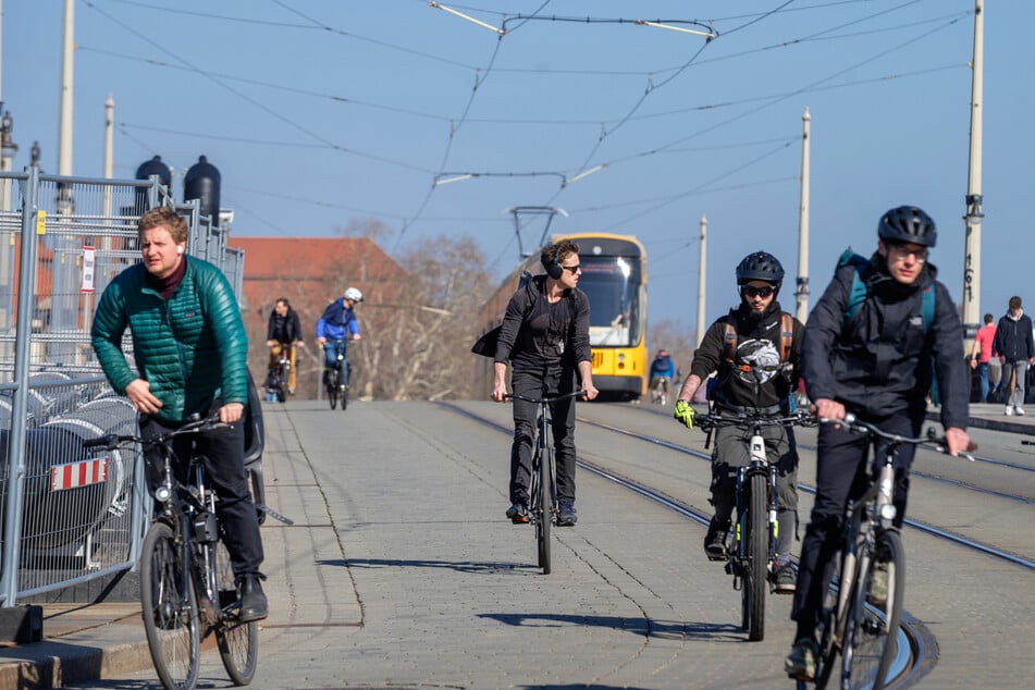 Auf der Augustusbrücke sind nun täglich 9000 Radler unterwegs - eine Zunahme von fast 50 Prozent.