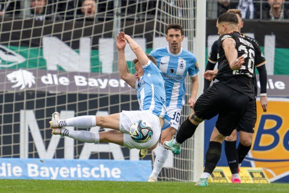 Münchens Fabian Greilinger zeigt vollen Körpereinsatz gegen Münster - zum Sieg hat es trotzdem nicht gereicht.