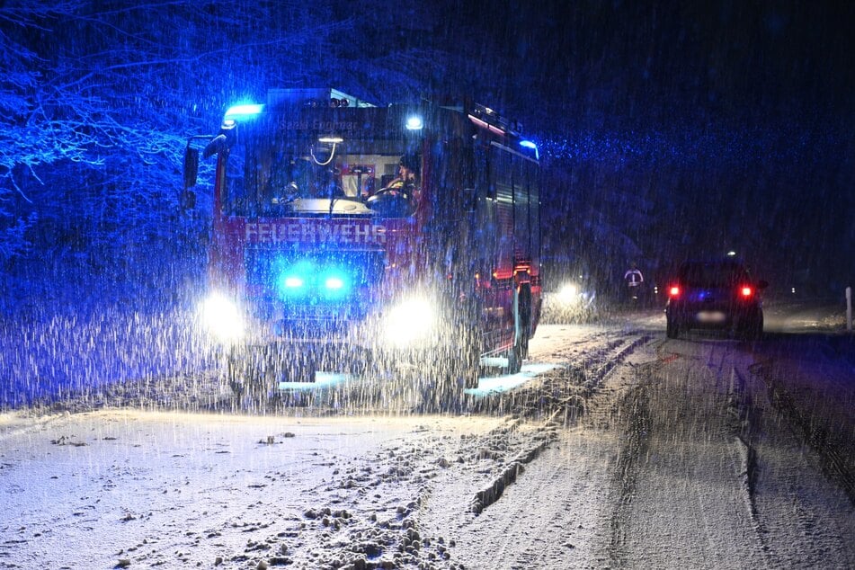 Im niederbayerischen Vitach ist die Feuerwehr bei schneebedeckten Straßen am Mittwochabend im Einsatz.