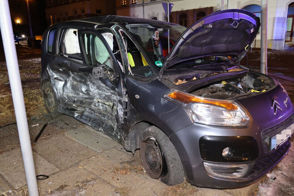 Im Citroën sprangen die Airbags auf.