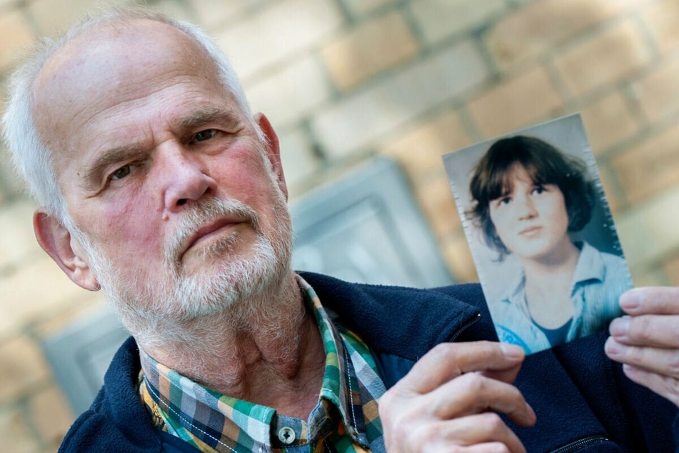 Hans von Möhlmann mit einem Foto seiner ermordeten Tochter Friederike. Seit 1981 kämpft der Vater darum, dass der Täter endlich verurteilt wird.