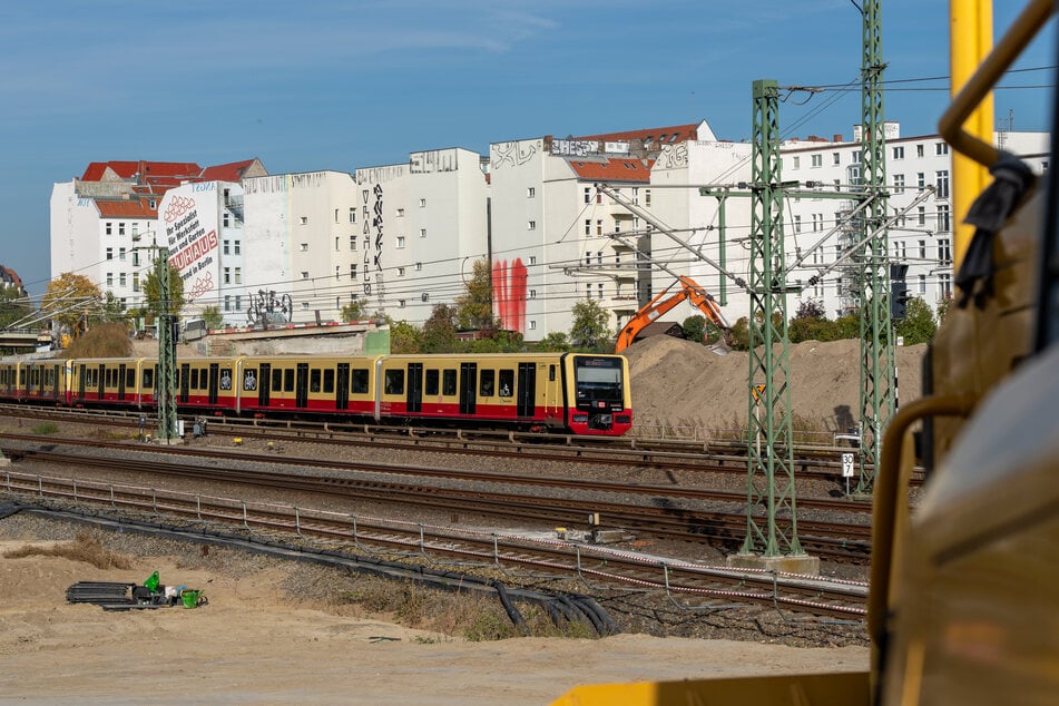 Die Ringbahnbrücke im Berliner Westen wird derzeit neu gebaut. (Archivbild)