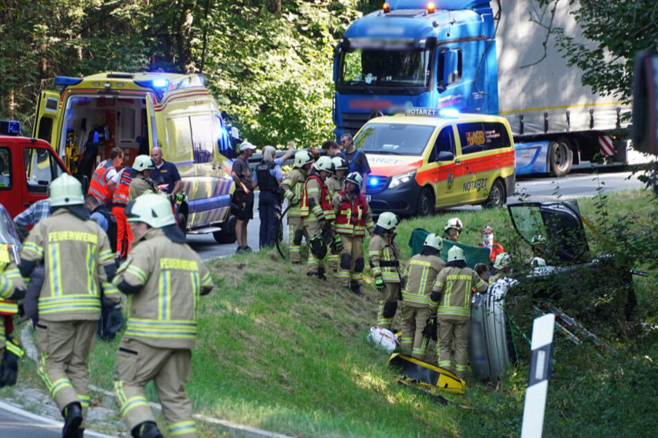 Krankenwagen, Notarzt und Feuerwehr vor Ort.
