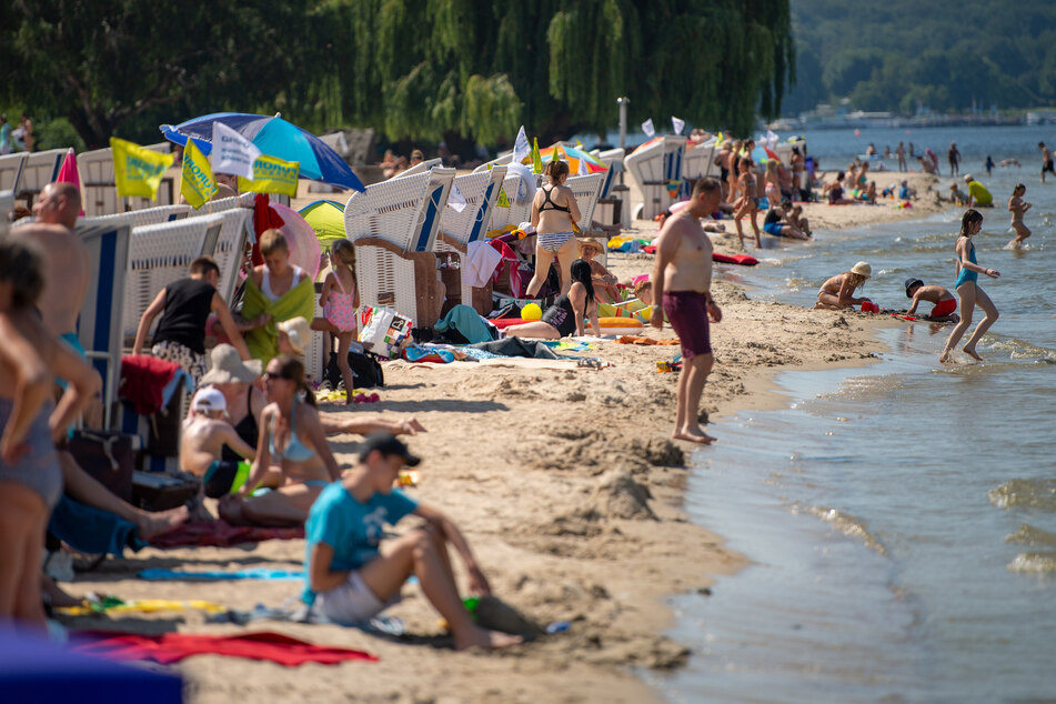 Zahlreiche Menschen genießen das sommerliche Wetter am Strandbad Wannsee.