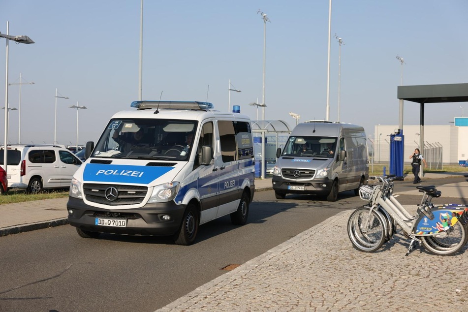 Gegen 8 Uhr wurden die Aktivisten in einem silbernen Polizeifahrzeug abtransportiert.