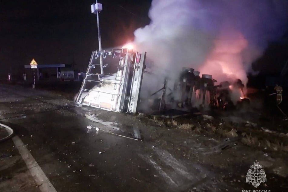 Der Feuerwerks-Truck kippte auf die Seite und brannte völlig aus.