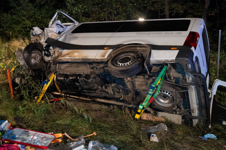 Horror-Unfall mit Kleinbus: Drei Menschen tot, sieben teils schwer verletzt