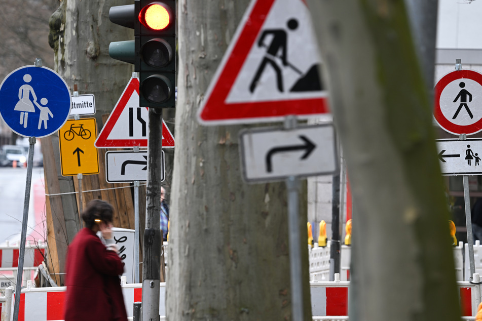 In Berlin starten am heutigen Dienstag Arbeiten an einigen neuen Straßenbaustellen. (Symbolbild)