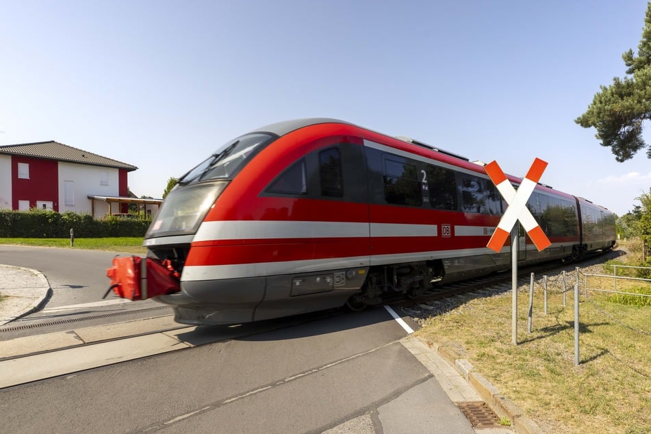 Erst nach Stoppen und zweimaligem Pfeifen dürfen die Regionalzüge den Bahnübergang an der Rathenaustraße in Weixdorf passieren.