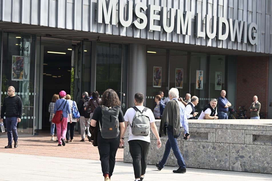 Im Museum Ludwig versuchten die Klimaschützer der Letzten Generation mit den Besuchern ins Gespräch zu kommen.