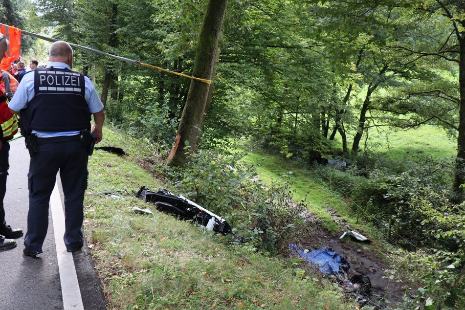 Der Wagen stürzte eine Böschung hinab und blieb in einem Graben liegen.