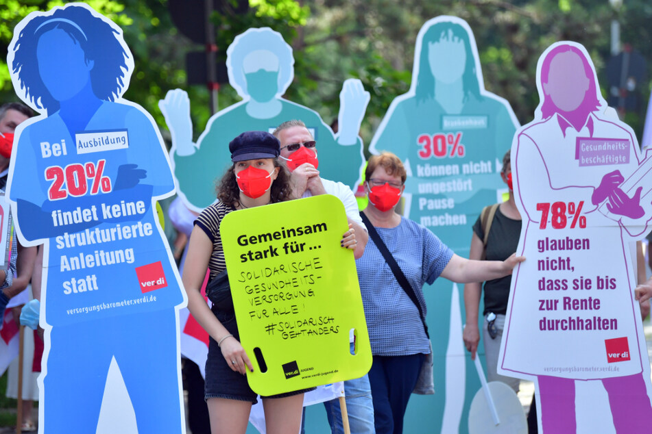 Beschäftigte aus Krankenhäusern, Pflege- und anderen Gesundheitseinrichtungen protestieren vor dem Thüringer Ministerium für Arbeit, Soziales, Gesundheit und wollen auf die dramatische Lage im Gesundheitswesen aufmerksam machen.