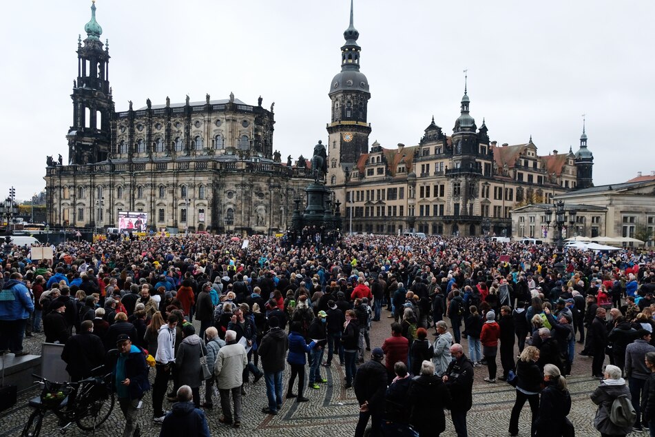 Bei einer Querdenker-Demo in Dresden soll es am vergangenen Wochenende zu zahlreichen Verstößen gegen die Maskenpflicht gekommen sein.