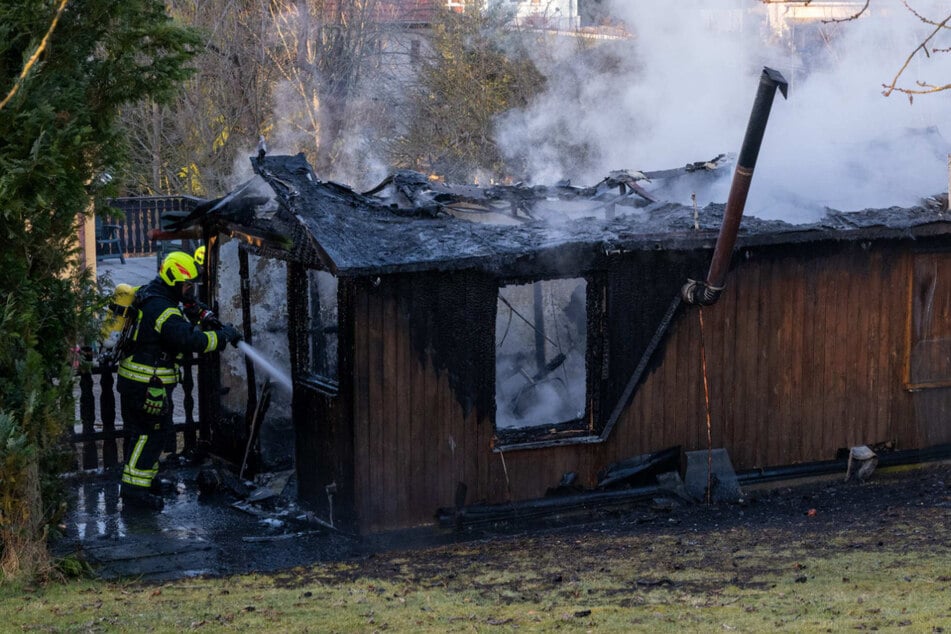 Schuppen steht lichterloh in Flammen: Schwarze Rauchwolke zieht über Ort hinweg