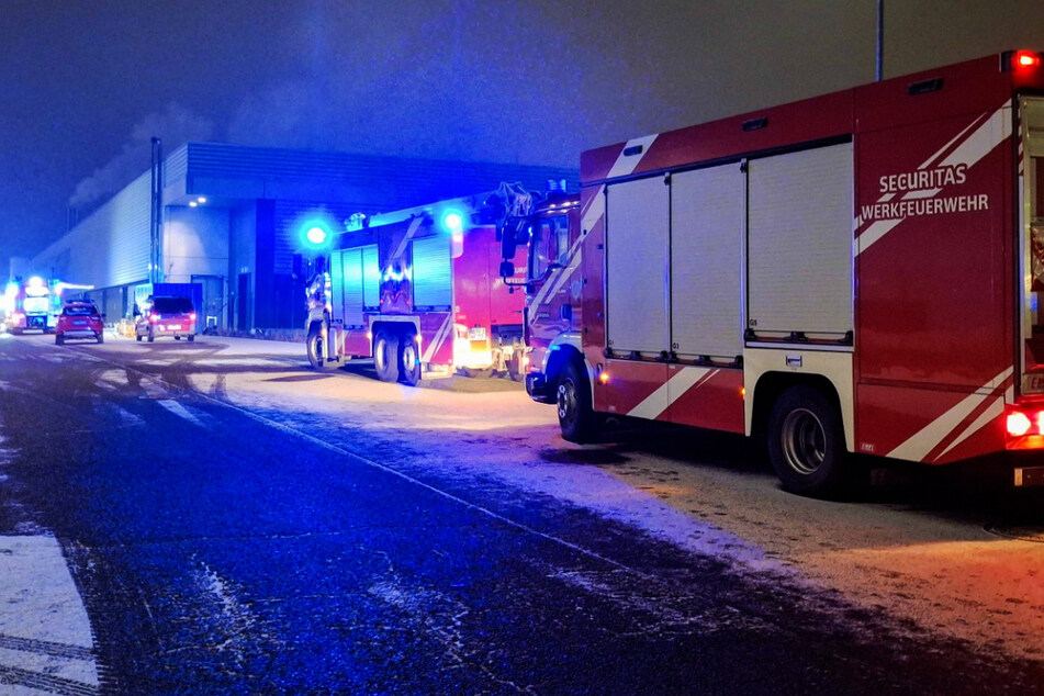 Auf dem Gelände der Firma Hanwha Q Cells in Thalheim ist es am Donnerstagnachmittag zu einem Großeinsatz der Feuerwehr gekommen.