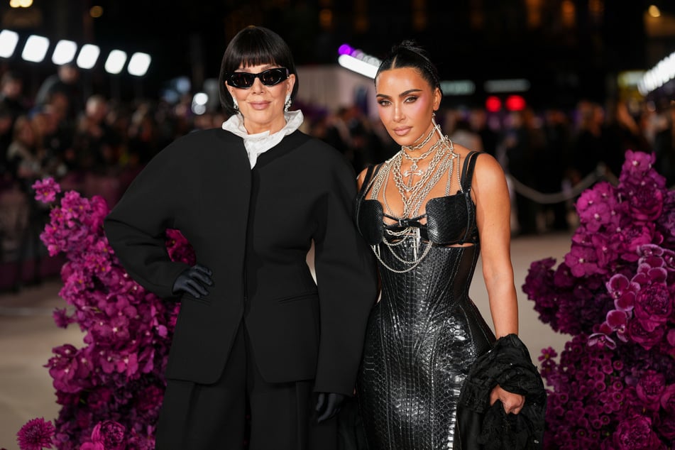 Die Geburtstagsparty von Kris Jenner (70, l.) wurde von ihren Kindern, darunter Kim Kardashian (45), organisiert.