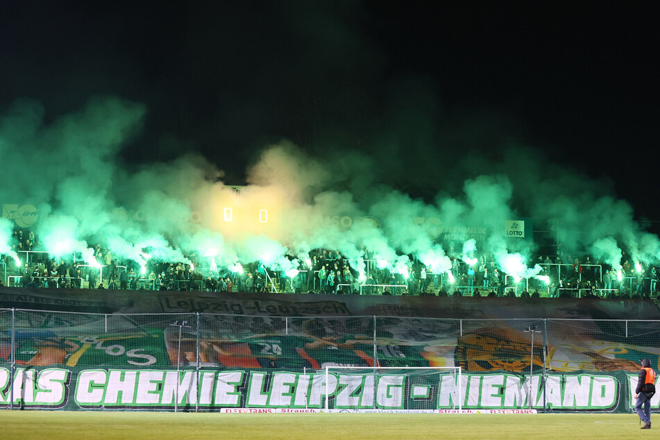 Die Fans der BSG Chemie Leipzig sorgten vor der Partie für die passende Beleuchtung.