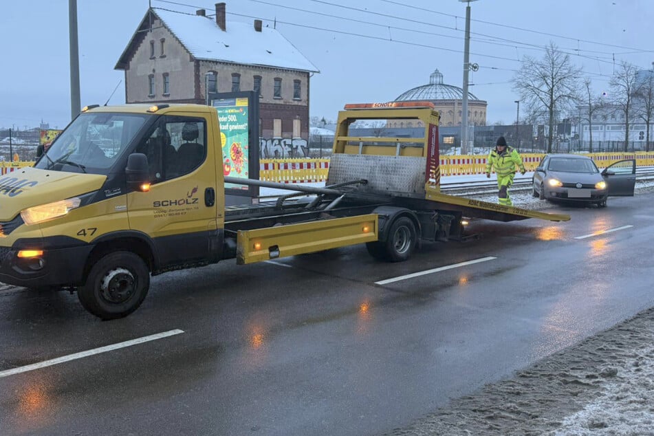 Auf der Eutritzscher Straße ist am Montagnachmittag in Polo in die Bahngleise gerast.