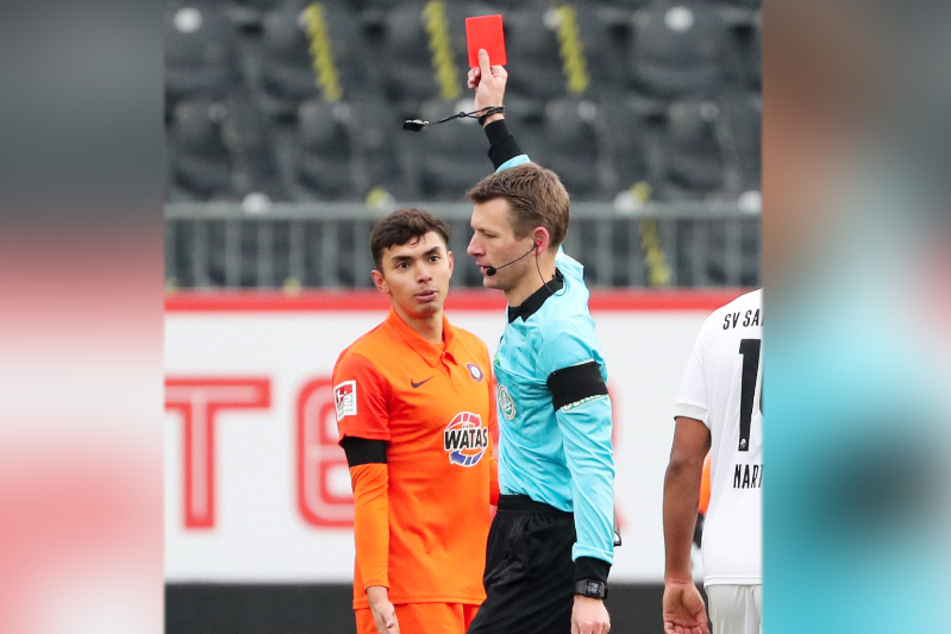 John-Patrick Strauß (h.) sah in Sandhausen beim Stand von 4:1 für seine Farben noch die Ampelkarte von Schiedsrichter Benjamin Cortus. Er fehlt morgen gegen Regensburg. Wer ihn ersetzt, darüber grübelt Dirk Schuster noch.