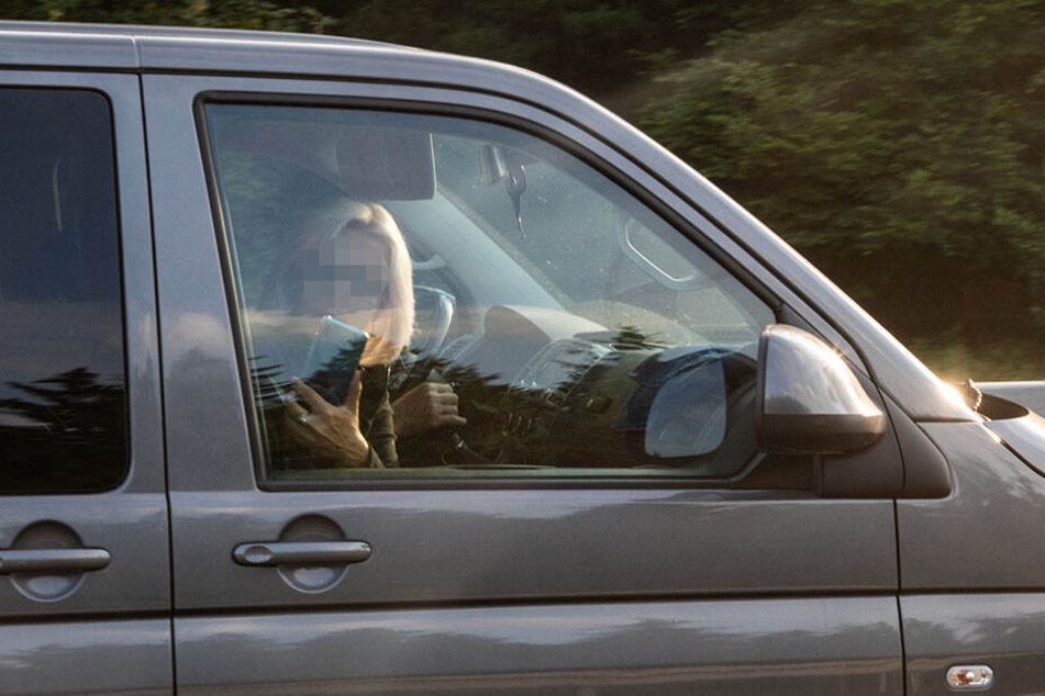 So einige Autofahrer glaubten, den heftigen Unfall fotografieren zu müssen.