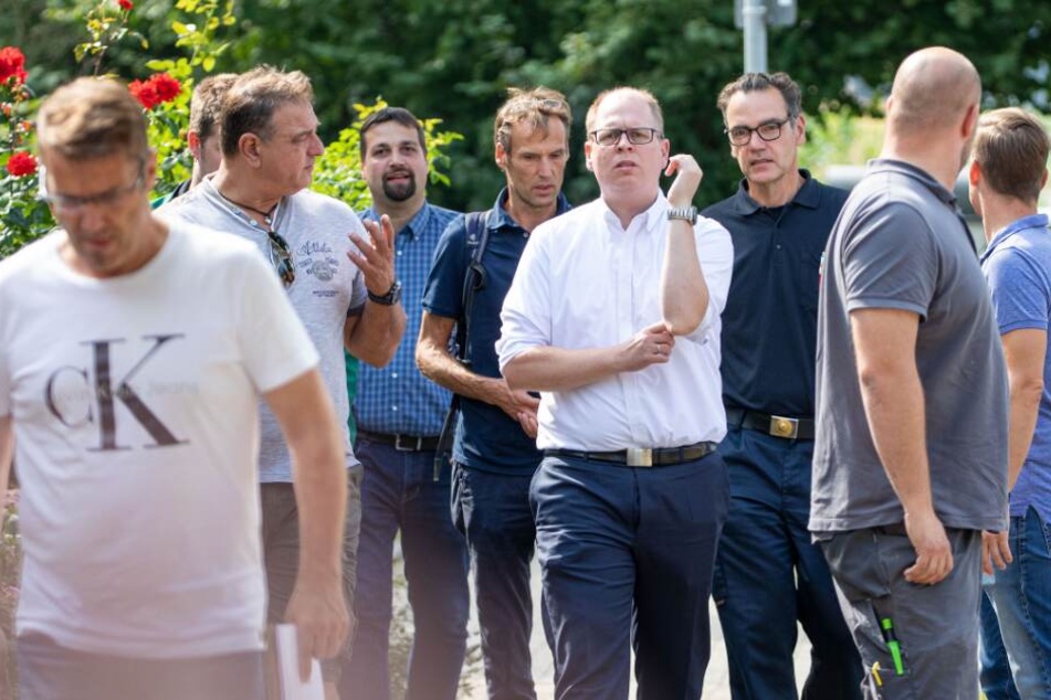 Experten von Ordnungsamt, Feuerwehr und Fachfirmen helfen bei der Suche nach einer Kobra.