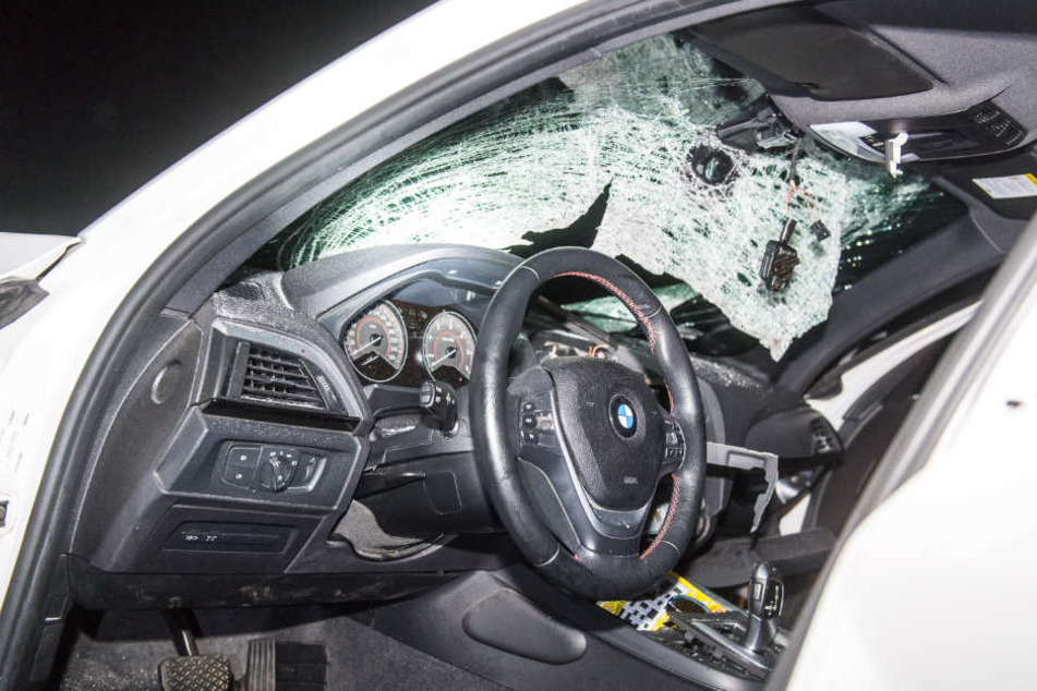 Nach der Kollision mit dem großen Stein ist die Windschutzscheibe des BMW komplett zersplittert.
