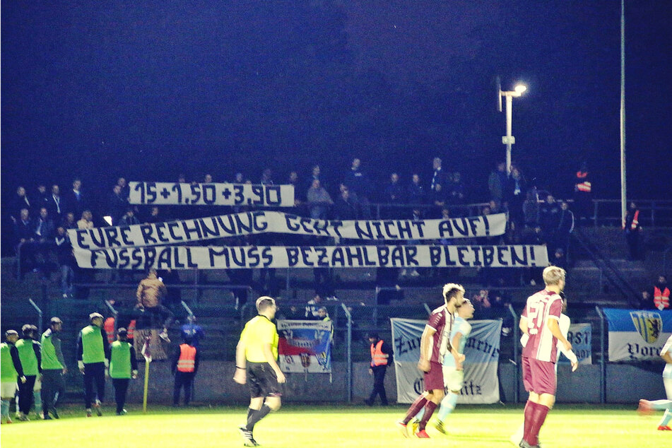 Die rund 50 mitgereisten CFC-Anhänger zeigten in Berlin ihren Unmut über die Ticketpreise: "Eure Rechnung geht nicht auf - Fussball muss bezahlbar sein!"