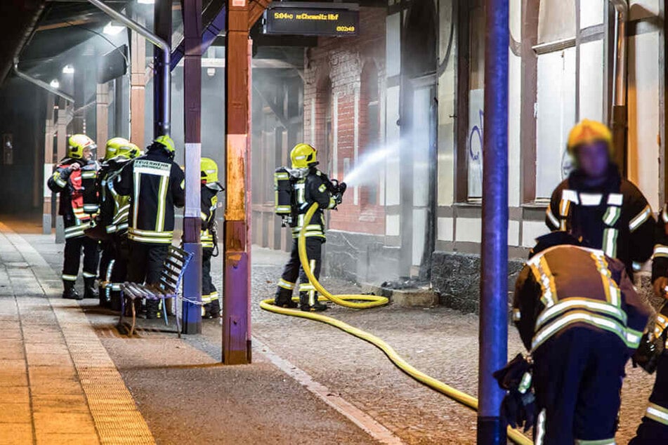 Der Brand an der Tür konnte durch die Einsatzkräfte schnell gelöscht werden und somit konnte sich das Feuer nicht weiter ausbreiten.