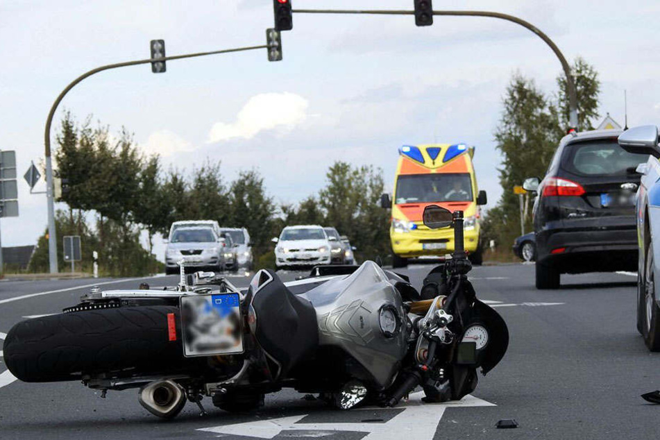 An einer Kreuzung auf der B107 in Grimma raste ein Biker auf einen Pkw auf.