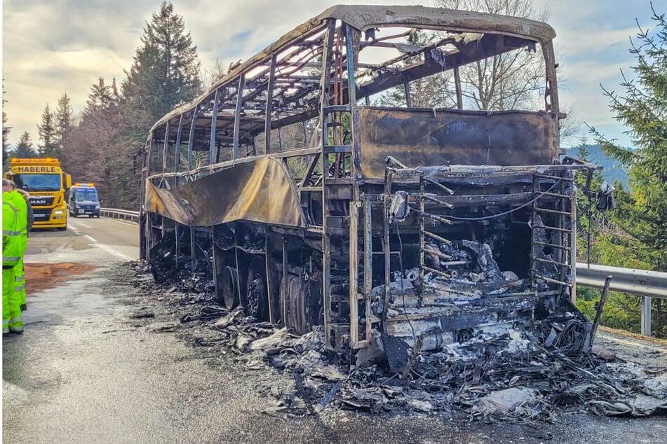Völlig ausgebrannt: Schulbus mit 45 Kindern fängt Feuer!