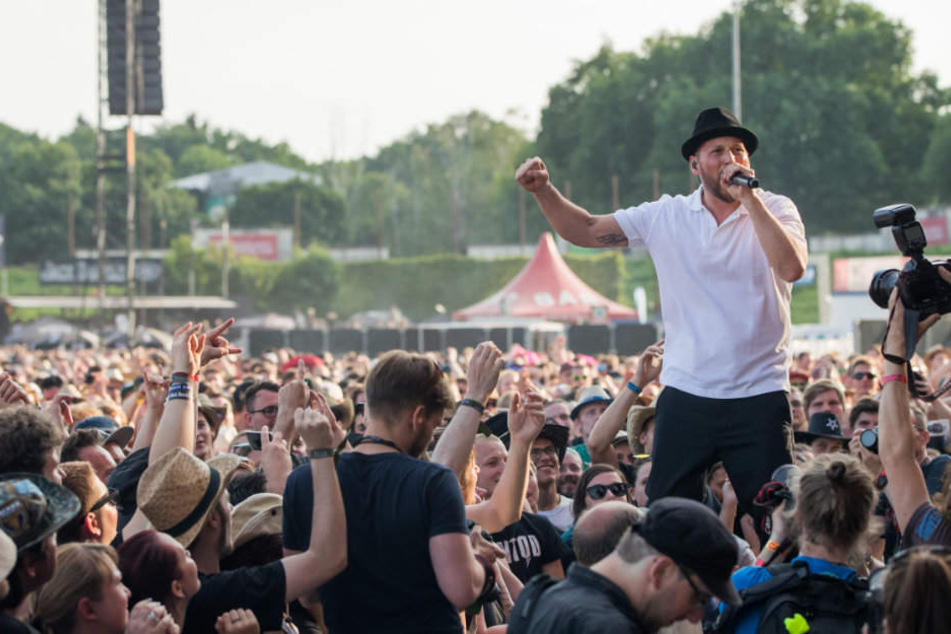 Der Sänger der deutschen Rockband Beatsteaks, Arnim Teutoburg-Weiß, heizt den Fans richtig ein.