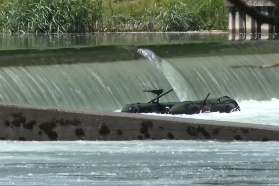 Das gekenterte Schlauchboot an der Rhein-Schleuse bei Gerstheim (Frankreich).