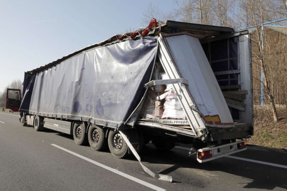 Der Scania-Sattelzug musste wegen eines Staus halten.