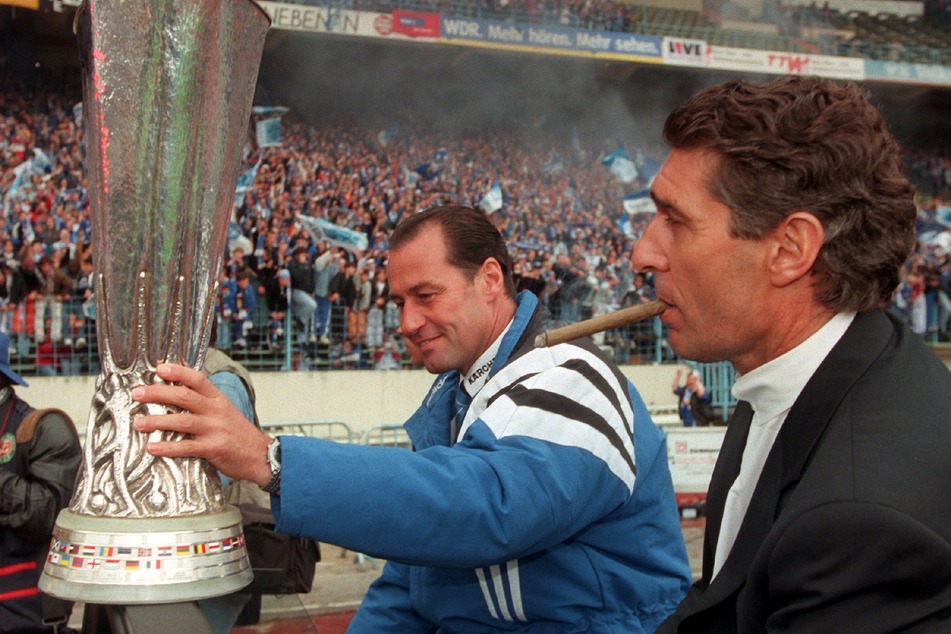 Unter Huub Stevens (l.) feierte Schalke 04 noch große Erfolge wie hier den UEFA-Cup-Sieg 1997. (Archivbild)