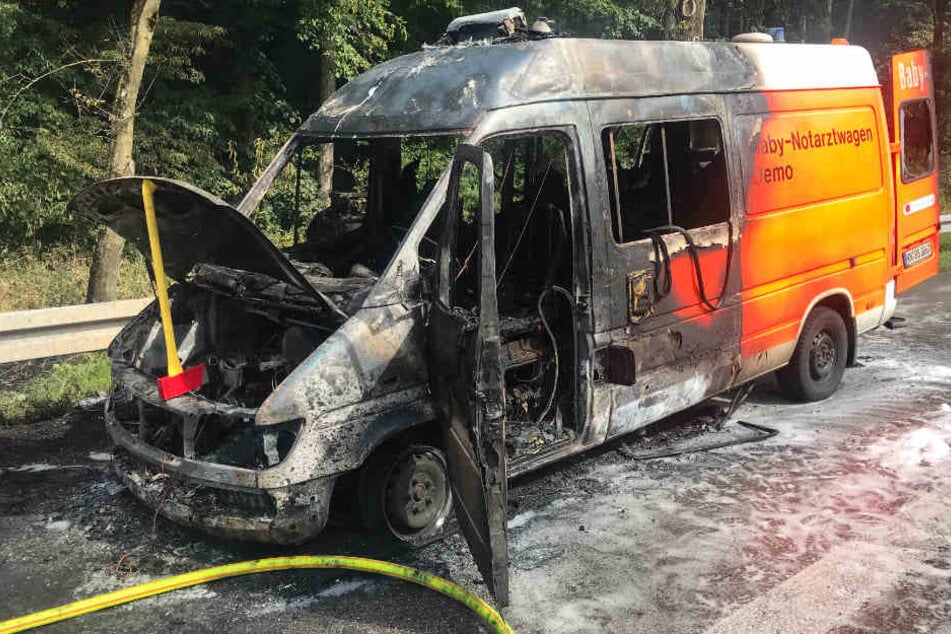 Der Notarztwagen konnte von der Feuerwehr gelöscht werden.