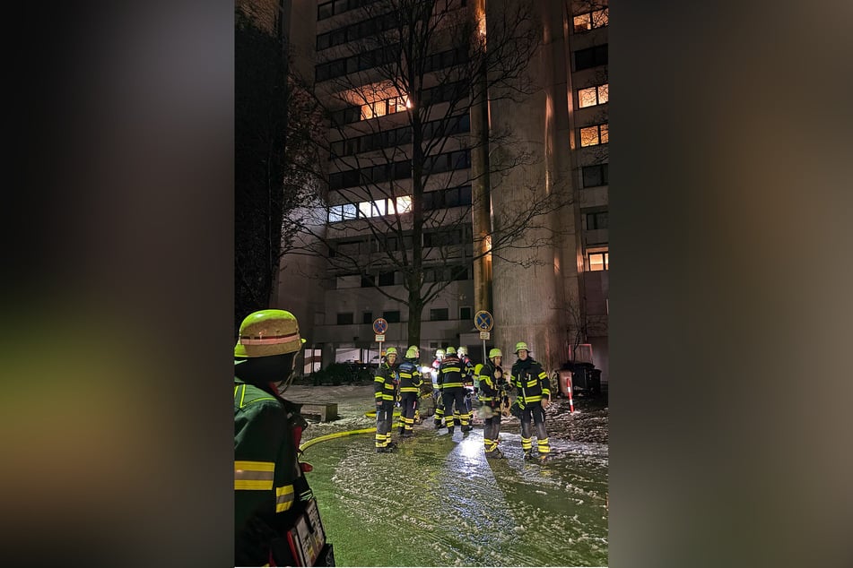 Ein Großaufgebot an Einsatzkräften war vor Ort, um den Brand zu löschen und Anwohner in Sicherheit zu bringen.