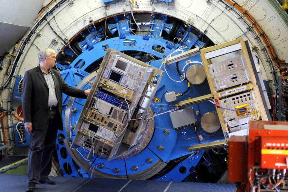 Jürgen Stutzki von der Universität Köln, steht 2011 in der einzigen fliegenden Sternwarte der Welt auf dem Stuttgarter Flughafen an einem Spektrometer Messgerät, dem Herzstück des deutsch-amerikanischen Stratosphären-Observatoriums.
