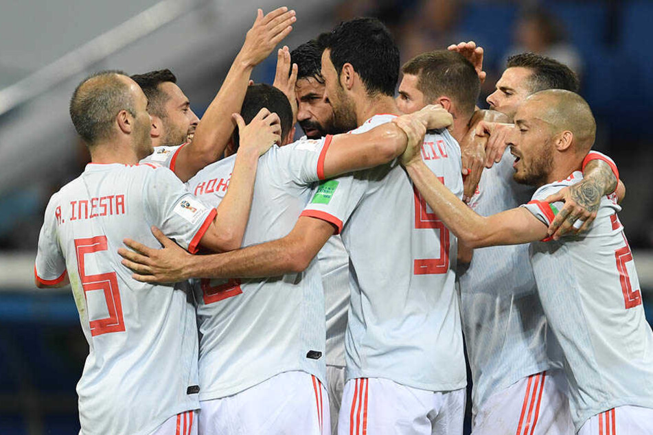 Kollektiver Spanischer Jubel über den zwischenzeitlichen 2:2-Ausgleich von Diego Costa (Mitte hinten).